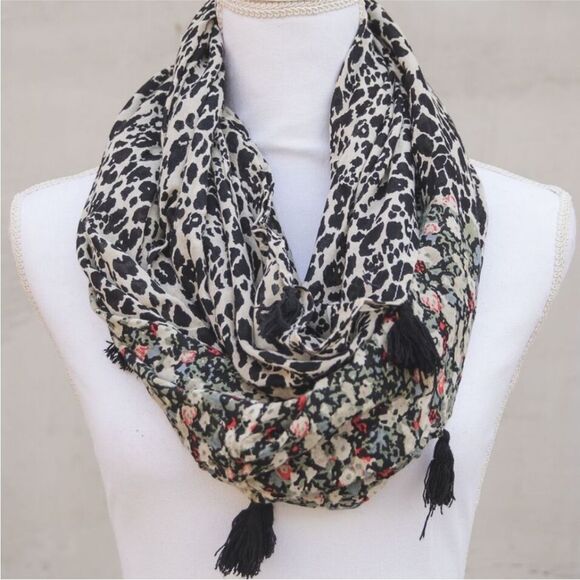 Urban Outfitters Pins & Needles 100% Cotton Tassel Fringe Infinity Scarf / Swim - Picture 2 of 6